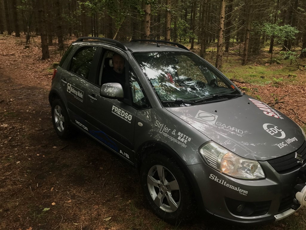 Det bliver ikke til det 7. Danske Mesterskab i træk for de forsvarende Danmarks Mestre i bilorientering, Børge Holm, Thisted og Jørn Mørup, Struer i denne DM sæson. På trods af en 2. plads ved lørdagens DM afdeling på Møn, kan de ikke længere nå DM-guldet, selv om de på lørdag har endnu en afdeling til at opnå point.
(Foto: Bjarne Andersen)